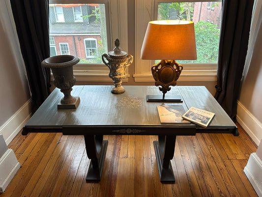 Upstate New York colors for this small extensible table. Top in Annie Sloan Cambrian Blue Satin Paint and base in a mix of Honfleur, Whistler Gray and Coco. Moldings and dabbed stencil in Old Ochre.